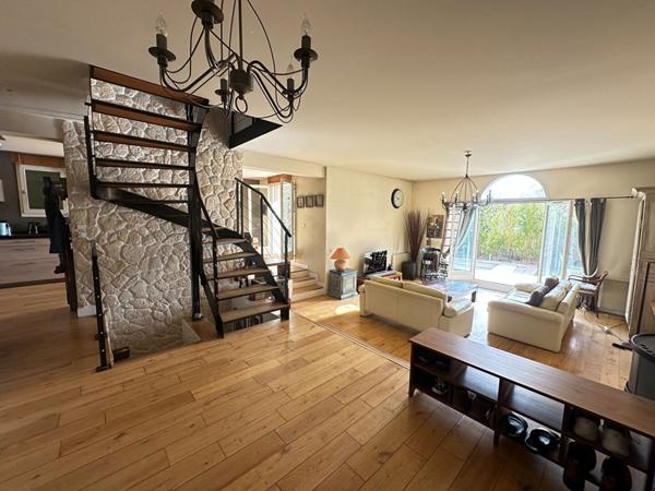 Maison familiale, 4 chambres, double garage, sous-sol, Piscine chaufée.