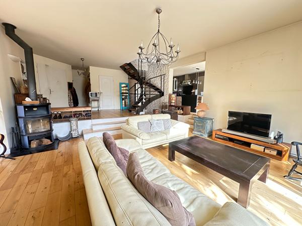 Maison familiale, 4 chambres, double garage, sous-sol, Piscine chaufée.