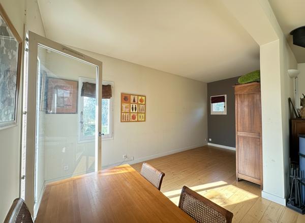 Maison familiale, 4 chambres, double garage, sous-sol, Piscine chaufée.