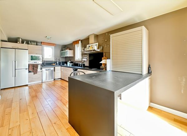 Maison familiale, 4 chambres, double garage, sous-sol, Piscine chaufée.