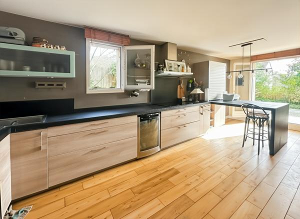 Maison familiale, 4 chambres, double garage, sous-sol, Piscine chaufée.