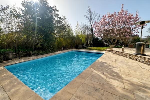 Maison familiale, 4 chambres, double garage, sous-sol, Piscine chaufée.