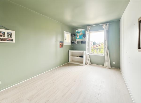 Maison familiale, 4 chambres, double garage, sous-sol, Piscine chaufée.