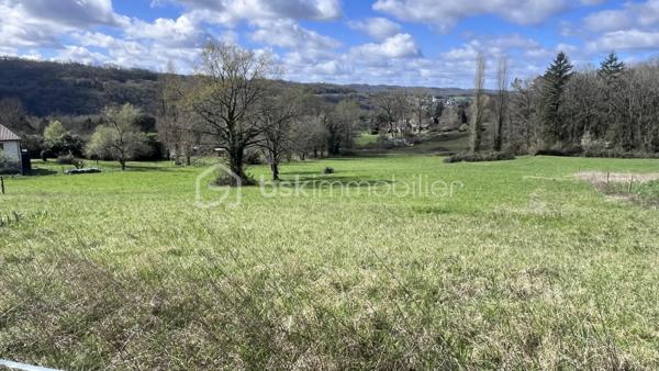 Idéal pour une maison sur piloti ou avec sous-sol (enterré ou semi-enterré), ce terrain d'une superficie totale de 8670 m² est constructible sur 1000 m². 
Il offre un magnifique point de vu et la possibilité d'avoir des animaux.
Non soumis au risque de retrait et gonflement des argiles,
D'orientation Sud-Ouest,
Assainissement individuel à prévoir.