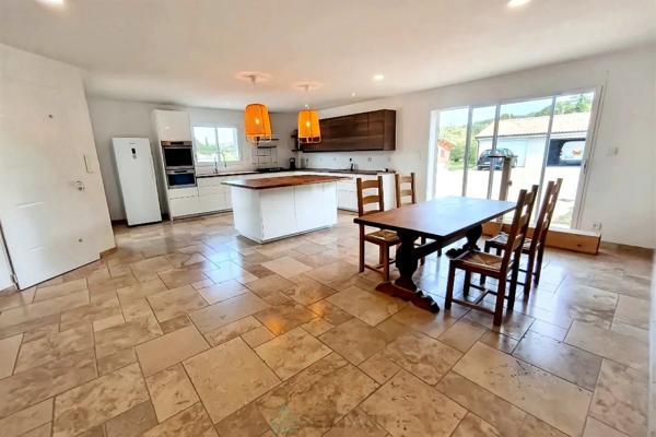 A  L'Est de BERGERAC, MAISON DE 2021 AVEC DOUBLE GARAGE ET GRAND JARDIN