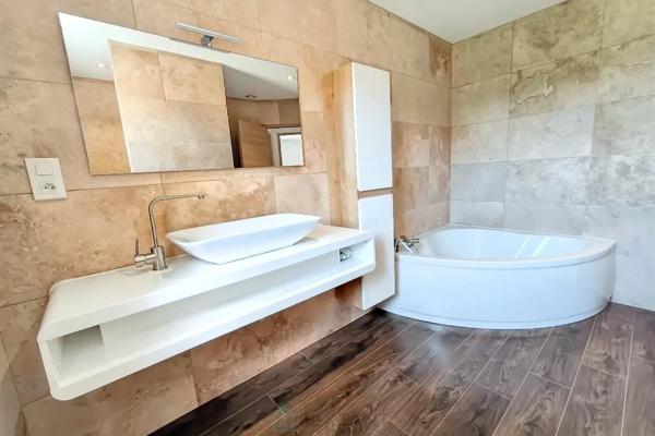 A  L'Est de BERGERAC, MAISON DE 2021 AVEC DOUBLE GARAGE ET GRAND JARDIN