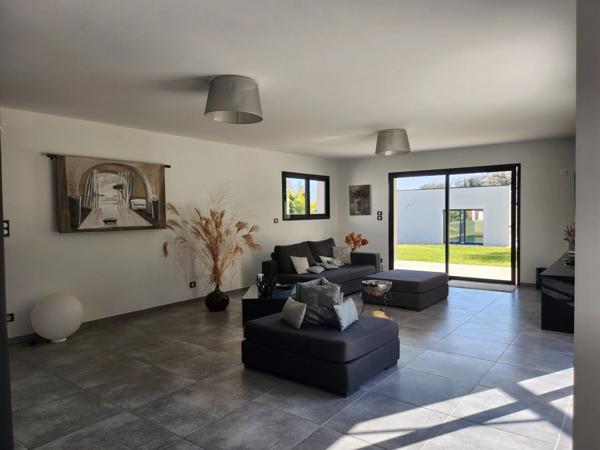 Magnifique maison moderne avec piscine intérieure et SPA.
