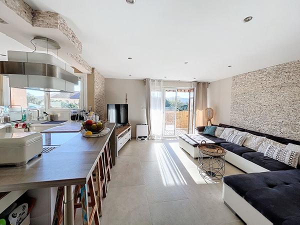 Rare à la vente, superbe duplex lumineux avec terrasse et vue dégagée