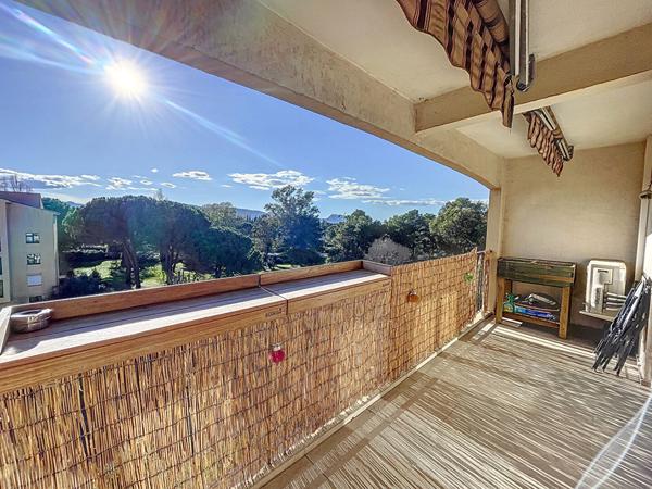 Rare à la vente, superbe duplex lumineux avec terrasse et vue dégagée