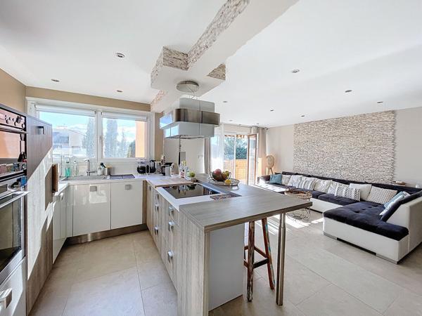 Rare à la vente, superbe duplex lumineux avec terrasse et vue dégagée