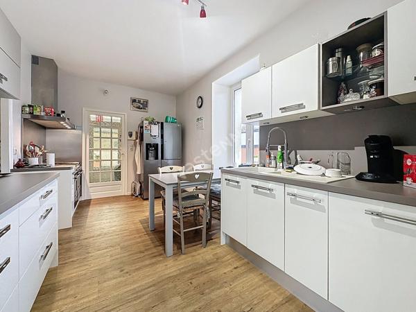 Maison de maître à vendre à CHATEAUBRIANT avec trois chambres, dépendances et grand jardin.