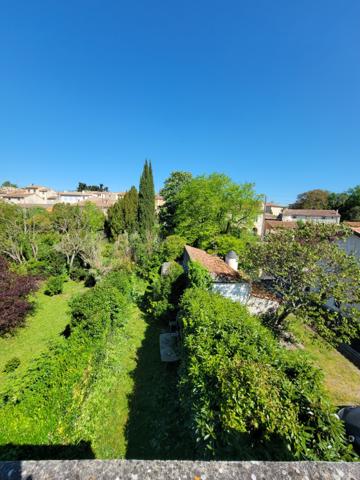 Maison rénovée T4 avec une cour et jardin