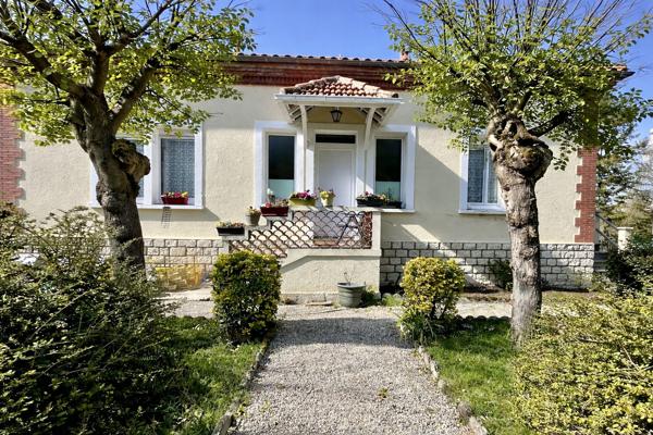 Maison traditionnelle à vendre à Montcuq (village) avec garage et jardin.