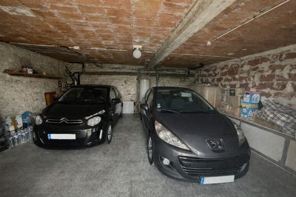 Maison traditionnelle à vendre à Montcuq (village) avec garage et jardin.