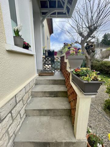 Maison traditionnelle à vendre à Montcuq (village) avec garage et jardin.