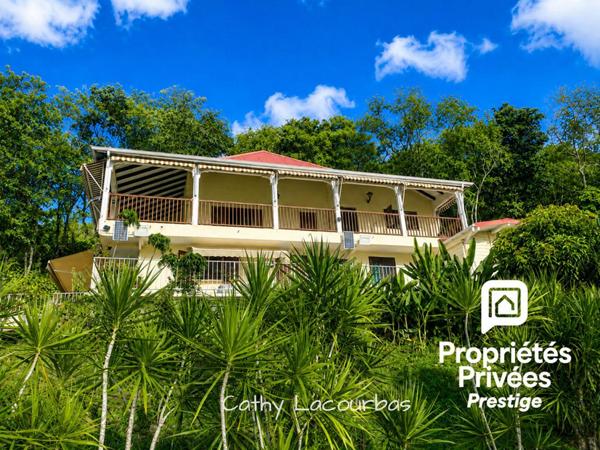 Rare ! Propriété à Deshaies avec grand jardin et vue mer