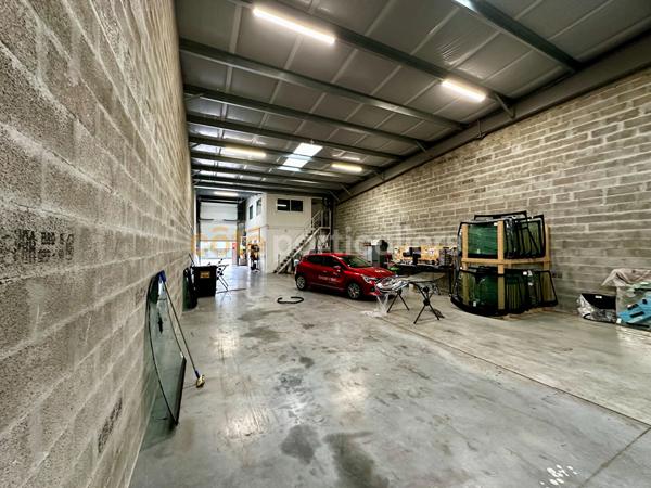 Location
                Local d'activité300 m² - MERIGNAC (33700)