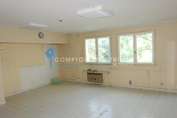 Immeuble
                                                                                                                                                
                                                                                                                                                
                                                                                                                                                
                                                    
                                                                                                                                                                                                                                                                                                                        2300  m²                                                                                                                                                                                                         3 etage(s)