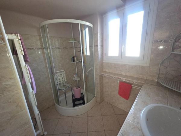 Dpt Gard (30), à vendre secteur tamaris belle maison mitoyenne sur une face d'environ 93m² habitable sur un terrain clos de 300m² environ.