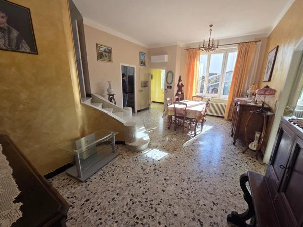 Dpt Gard (30), à vendre secteur tamaris belle maison mitoyenne sur une face d'environ 93m² habitable sur un terrain clos de 300m² environ.