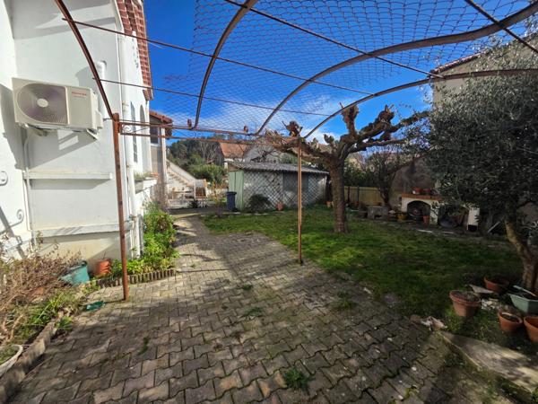 Dpt Gard (30), à vendre secteur tamaris belle maison mitoyenne sur une face d'environ 93m² habitable sur un terrain clos de 300m² environ.