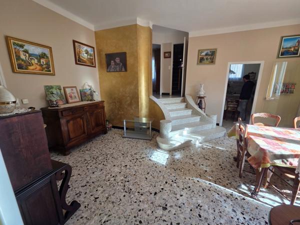 Dpt Gard (30), à vendre secteur tamaris belle maison mitoyenne sur une face d'environ 93m² habitable sur un terrain clos de 300m² environ.