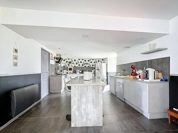A vendre, propriété de caractère à l'OUEST de Périgueux (24000) à proximité de Neuvic (24190)