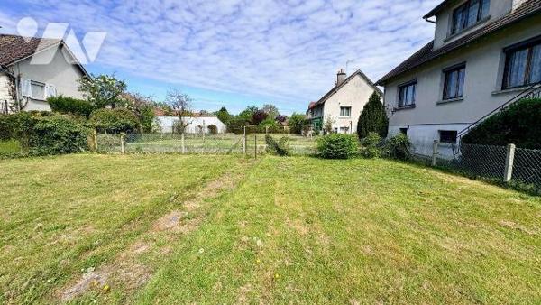 Idéalement située à Salbris (41300), à proximité immédiate du centre-ville, de la gare et de l'...