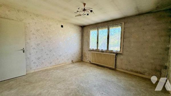Idéalement située à Salbris (41300), à proximité immédiate du centre-ville, de la gare et de l'...