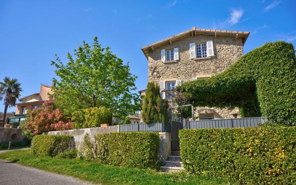 Maison à vendre    7 pièces •  Condrieu