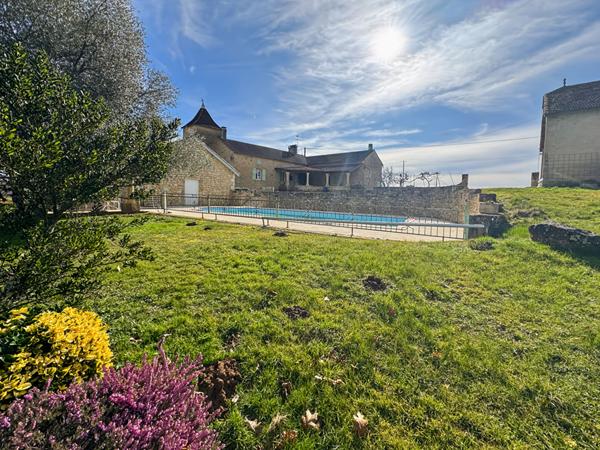 Magnifique Propriété en Pierre avec piscine, dépendances et Vue imprenable