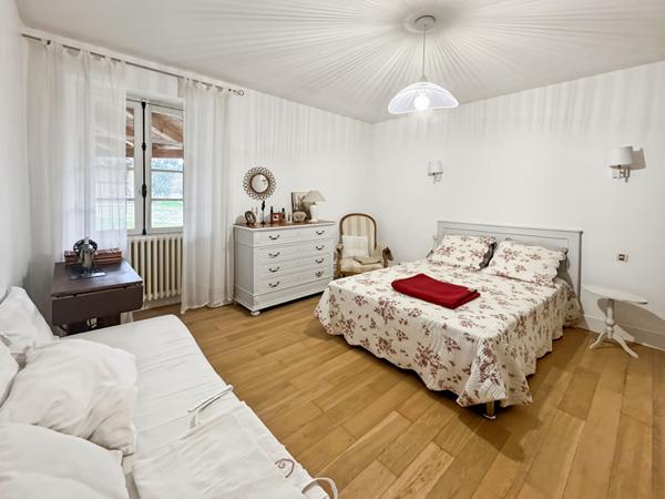 Magnifique Propriété en Pierre avec piscine, dépendances et Vue imprenable