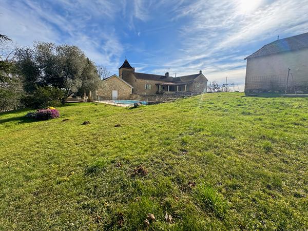Magnifique Propriété en Pierre avec piscine, dépendances et Vue imprenable