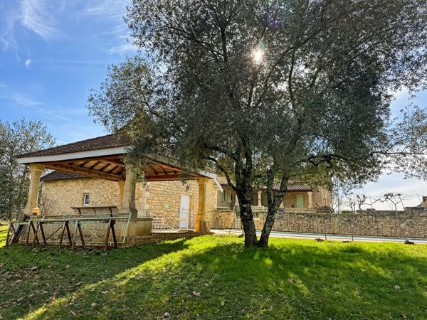 Magnifique Propriété en Pierre avec piscine, dépendances et Vue imprenable