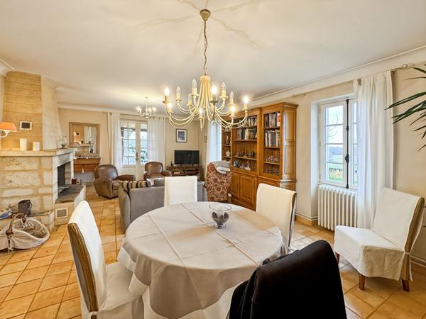 Magnifique Propriété en Pierre avec piscine, dépendances et Vue imprenable