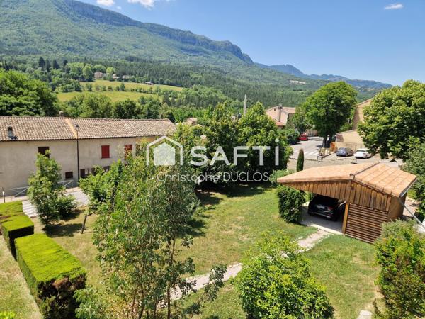Spacieuse maison bourgeoise avec jardin, piscine et maison d'amis.