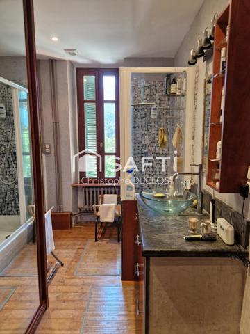 Spacieuse maison bourgeoise avec jardin, piscine et maison d'amis.