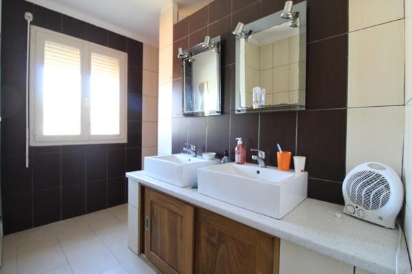 Saint-Victor-et-Melvieu (12400) MAISON TYPE 6 DE 142 M² AVEC TERRAIN DE 986 M²