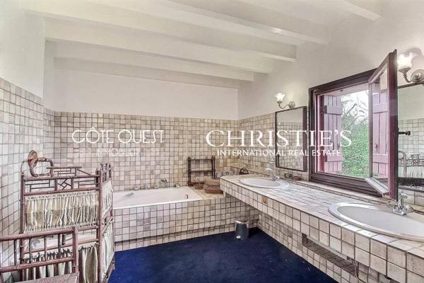 À vendre Ascain - Ferme avec vue panoramique au pied de la Rhune