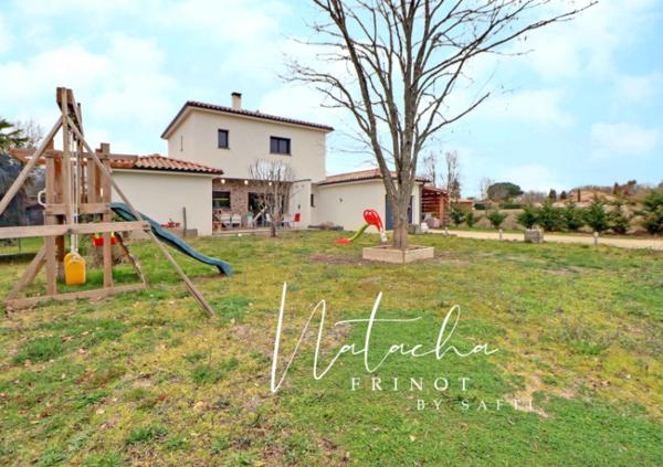 Maison familiale moderne, 4 chambres, jardin clos, dans un environnement paisible.