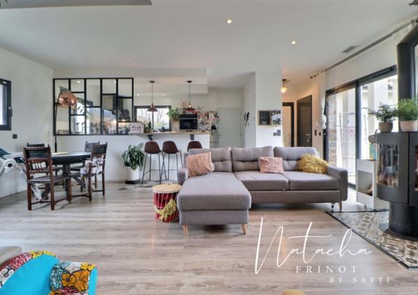 Maison familiale moderne, 4 chambres, jardin clos, dans un environnement paisible.