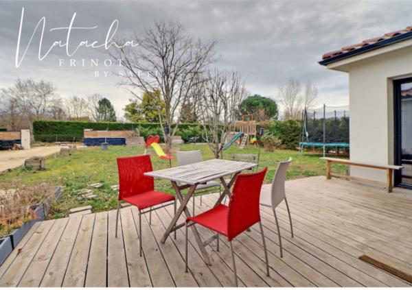 Maison familiale moderne, 4 chambres, jardin clos, dans un environnement paisible.