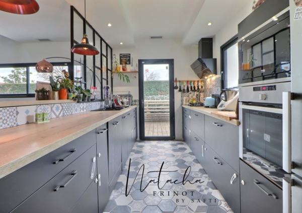 Maison familiale moderne, 4 chambres, jardin clos, dans un environnement paisible.