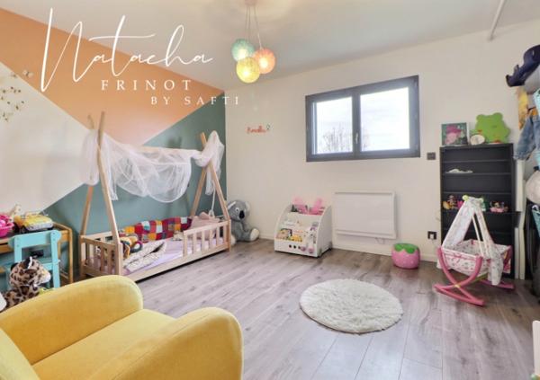 Maison familiale moderne, 4 chambres, jardin clos, dans un environnement paisible.