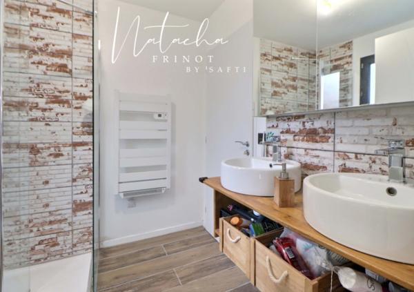 Maison familiale moderne, 4 chambres, jardin clos, dans un environnement paisible.