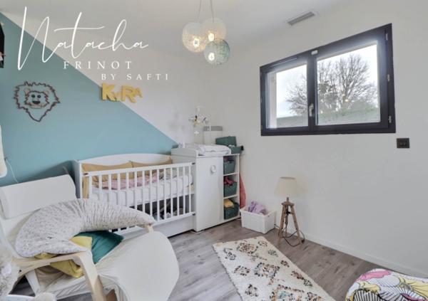 Maison familiale moderne, 4 chambres, jardin clos, dans un environnement paisible.