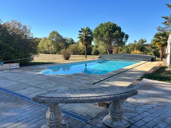Propriété de charme avec maison d'amis, piscine et étang.