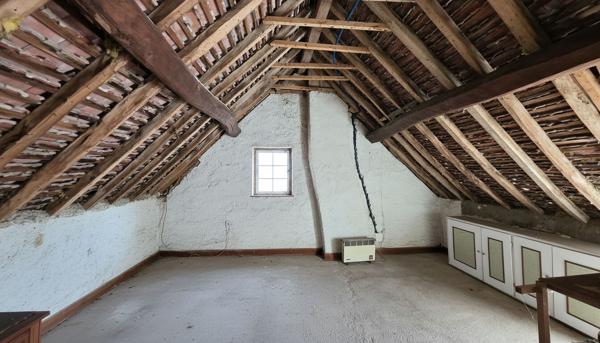 Maison de pays à fort potentiel au calme ! Terrain de 1 003 m² et dépendances