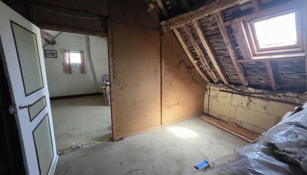 Maison de pays à fort potentiel au calme ! Terrain de 1 003 m² et dépendances