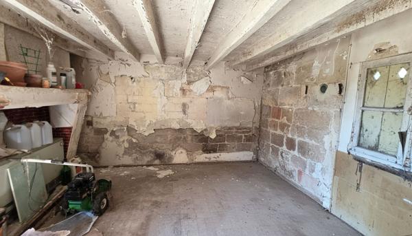Maison de pays à fort potentiel au calme ! Terrain de 1 003 m² et dépendances